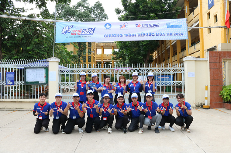 Toàn cảnh đội sinh viên tình nguyện Học viện cơ sở ra quân Tiếp sức mùa thi