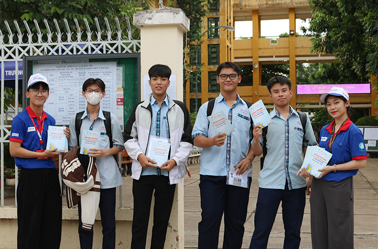 Sinh viên tình nguyện Học viện cơ sở nhiệt tình hướng dẫn các thí sinh tại cơ sở thi