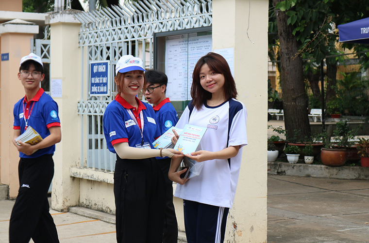 Đội ngũ tình nguyện viên sẵn sàng đồng hành cùng các sĩ tử tại cụm thi TPHCM