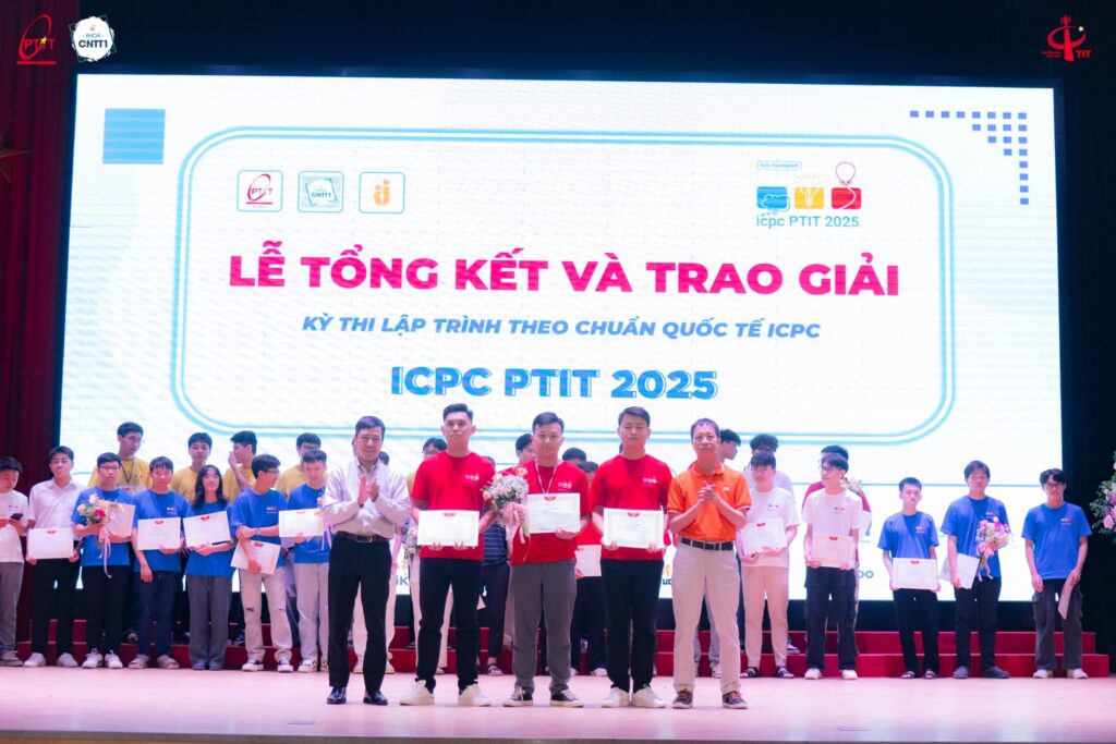 Sinh viên Hệ Đại học Từ xa PTIT nhận Giải Nhất ICPC 2025 trên sân khấu lễ trao giải