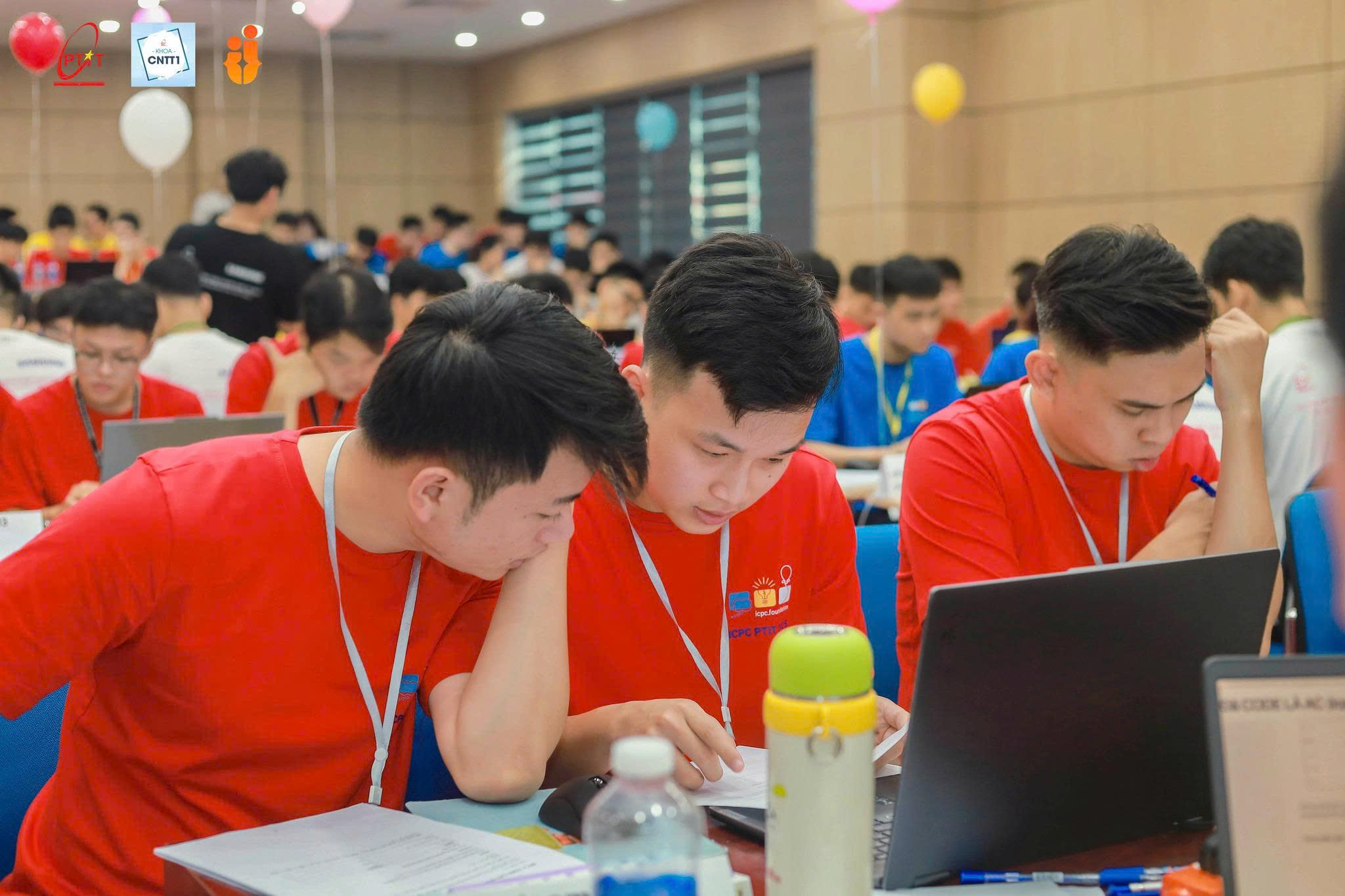 Đội BedBoys – Sinh viên Hệ Đại học Từ xa PTIT làm việc nhóm tại Chung kết ICPC 2025.