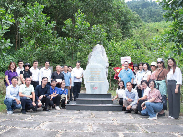 Lãnh đạo và giảng viên PTIT chụp ảnh lưu niệm tại Bia kỷ niệm thành lập Trường Bưu điện – Vô tuyến điện, tiền thân Học viện Công nghệ Bưu chính Viễn thông