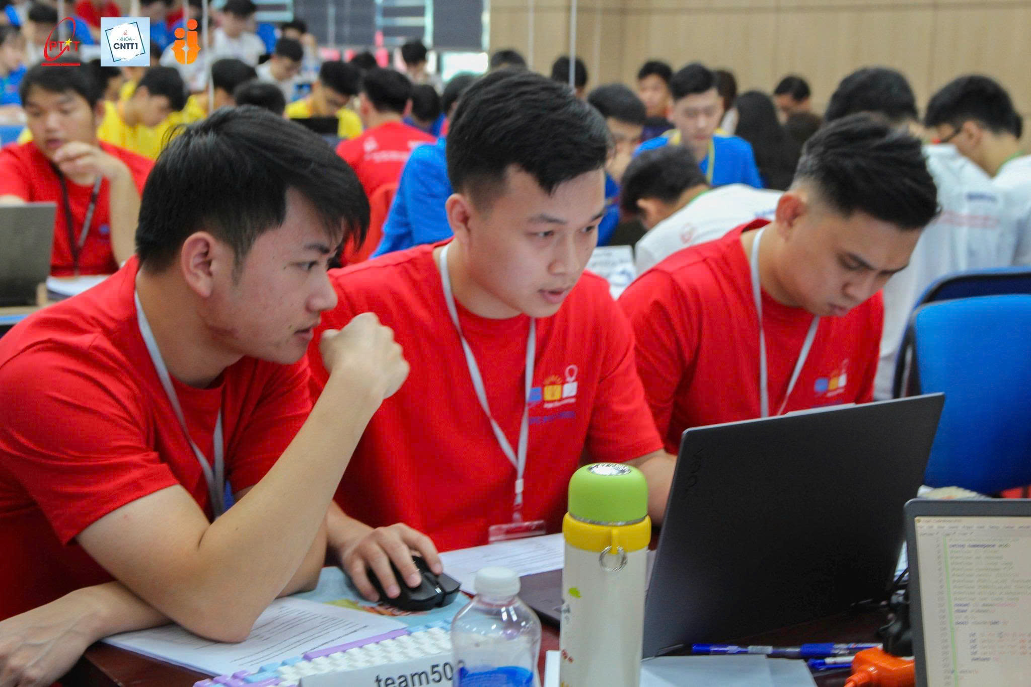 Nguyễn Minh Tiến, Tăng Văn Phương và Nguyễn Lê Mạnh Cường – Team BedBoys, sinh viên Hệ Đại học Từ xa PTIT tại ICPC 2025.