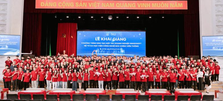 Tập thể tân sinh viên K25 Chương trình Đào tạo Hợp tác Doanh nghiệp Rikkeisoft tại PTIT chụp ảnh lưu niệm