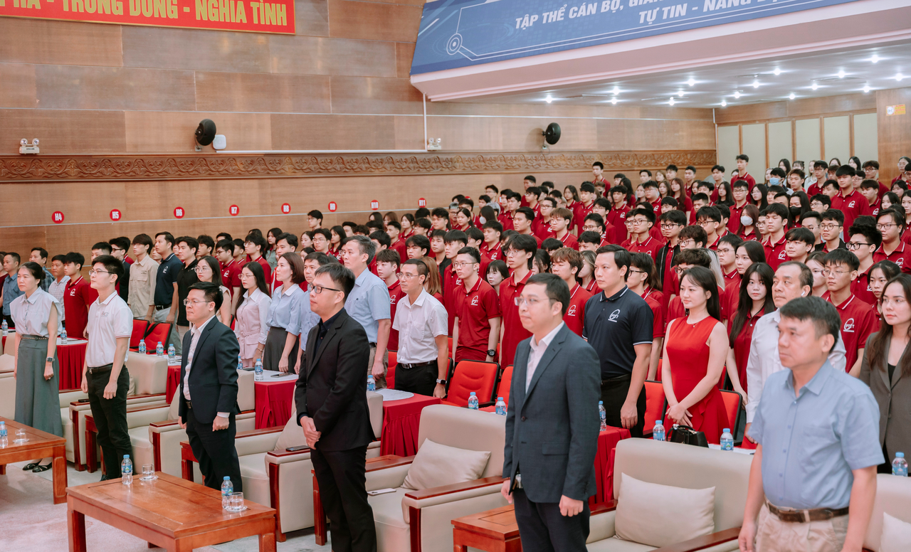 Toàn cảnh Lễ Khai giảng Chương trình Đào tạo Hợp tác Doanh nghiệp Rikkeisoft tại PTIT – Chào cờ khai mạc