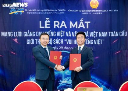 Ông Nguyễn Duy Anh ký kết hợp tác với đại diện PTIT tại Lễ ra mắt Mạng lưới Giảng dạy tiếng Việt toàn cầu ở Fukuoka