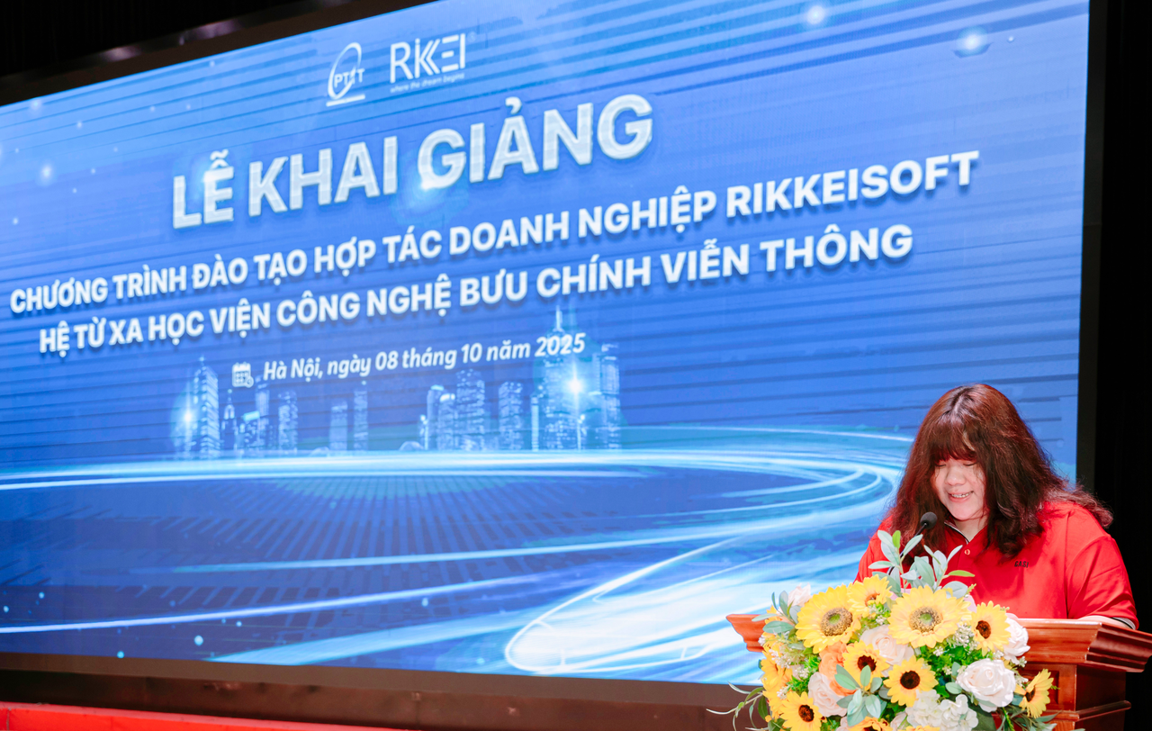 Đại diện tân sinh viên Nguyễn Nhật Anh phát biểu tại Lễ Khai giảng Chương trình Hợp tác Doanh nghiệp Rikkeisoft – PTIT