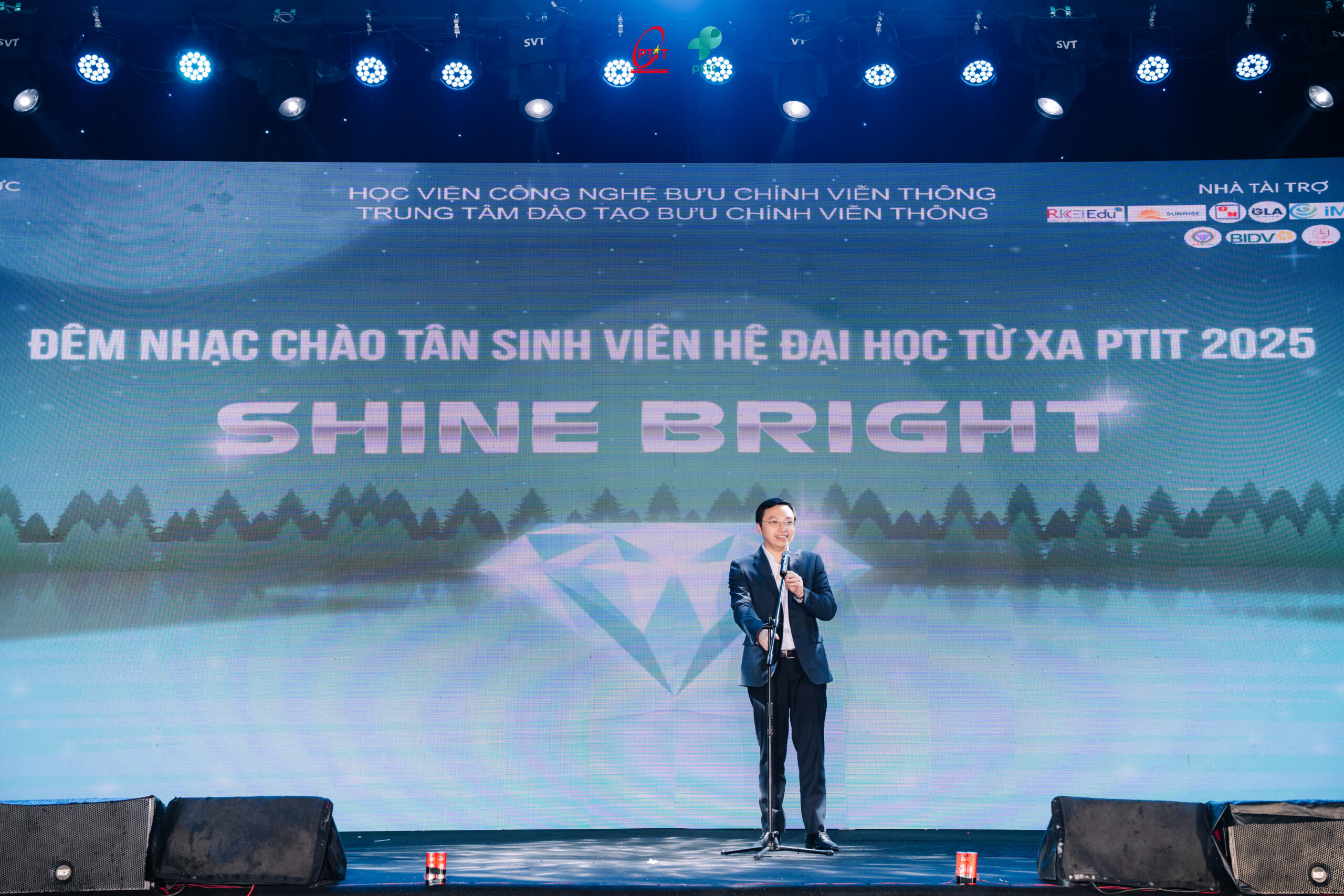 TS. Đoàn Hiếu – Giám đốc Trung tâm Đào tạo Bưu chính Viễn thông phát biểu khai mạc Đêm nhạc Chào Tân sinh viên PTIT 2025.