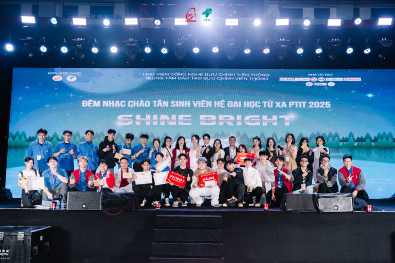 Sinh viên và Ban Tổ chức Đêm nhạc Chào Tân sinh viên Hệ Đại học từ xa PTIT 2025 – Shine Bright chụp ảnh lưu niệm trên sân khấu chương trình.