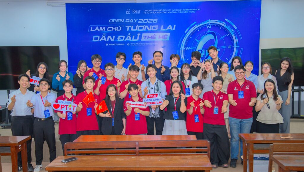 Ban tổ chức và các chuyên gia chụp ảnh kỷ niệm tại sự kiện Open Day 2026 PTIT Rikkeisoft