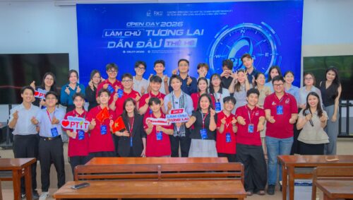 Ban tổ chức và các chuyên gia chụp ảnh kỷ niệm tại sự kiện Open Day 2026 PTIT Rikkeisoft