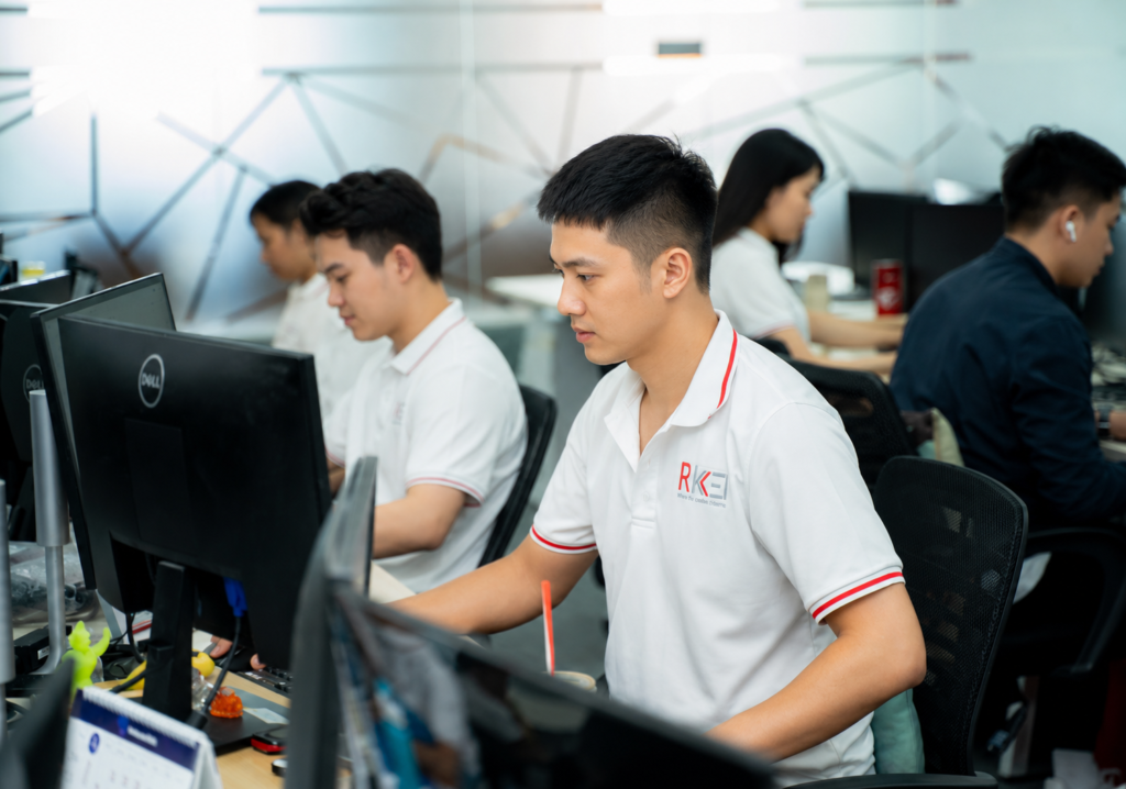 Đội ngũ nhân sự CNTT Rikkeisoft làm việc với máy tính thể hiện nhu cầu nhân lực công nghệ thông tin