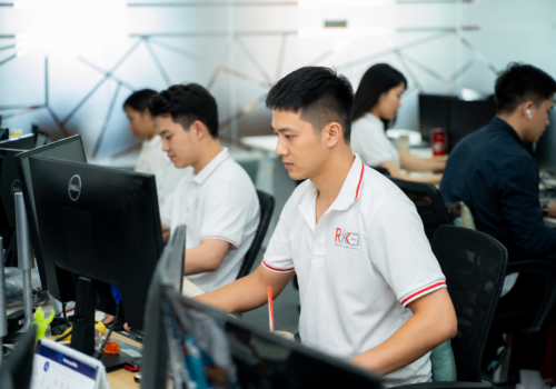 Đội ngũ nhân sự CNTT Rikkeisoft làm việc với máy tính thể hiện nhu cầu nhân lực công nghệ thông tin