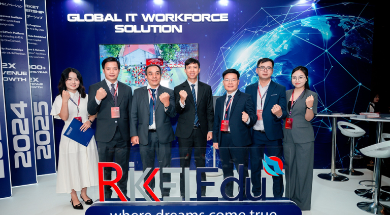 Đại diện Rikkei Edu và các đối tác tại sự kiện hợp tác đào tạo Đại học từ xa PTIT