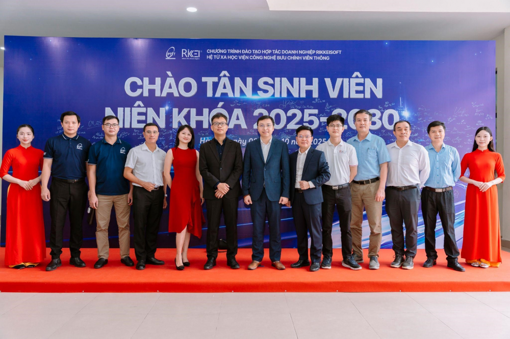 Đại diện Rikkei Education và Học viện Công nghệ Bưu chính Viễn thông tại lễ chào tân sinh viên Đại học từ xa PTIT