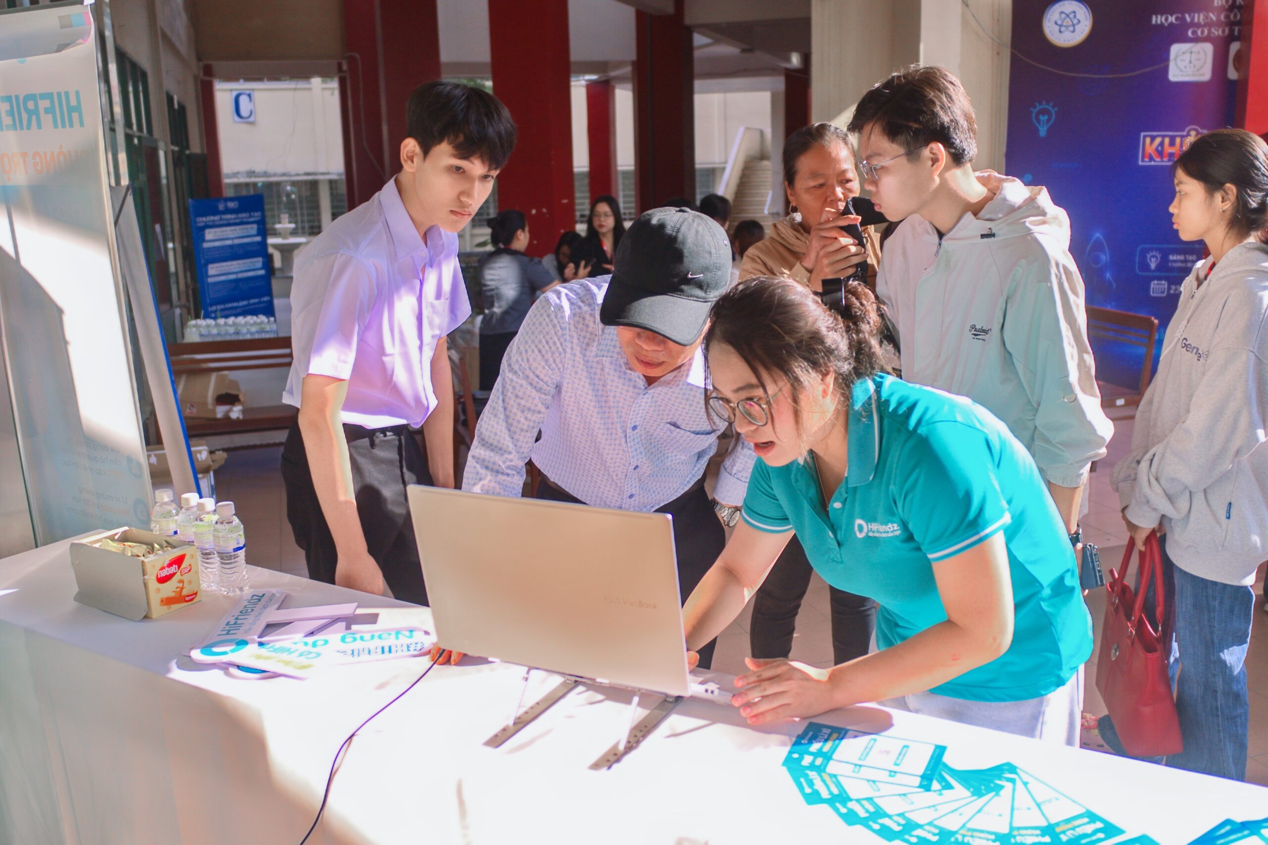 Tư vấn viên tư vấn lộ trình học tại Open Day 2026 PTIT Rikkeisoft