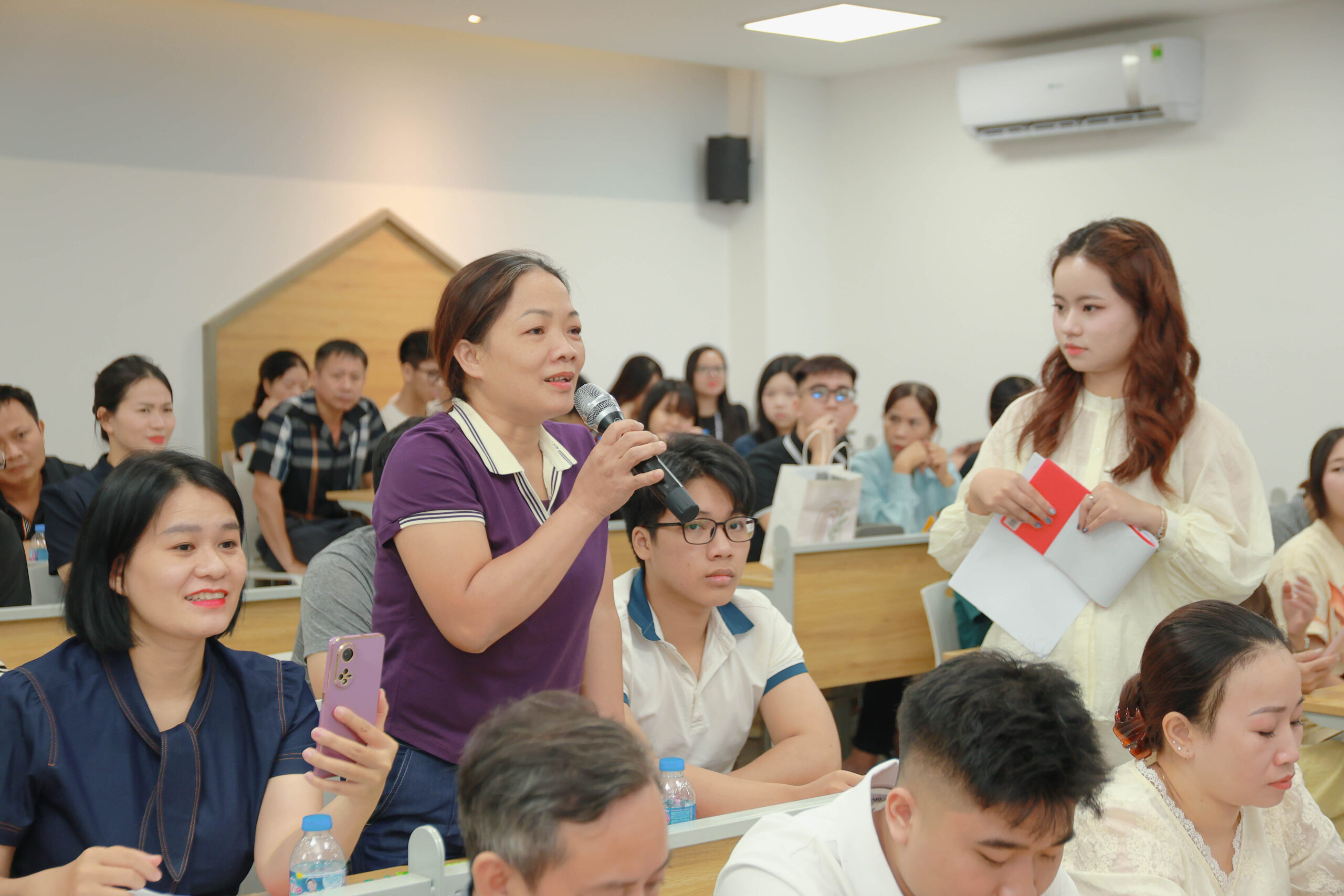 Phụ huynh đặt câu hỏi thảo luận tại Open Day 2026 PTIT Rikkeisoft